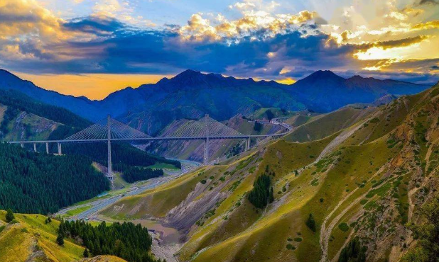 喀纳斯旅游指南：官网、旅行社与旅游攻略