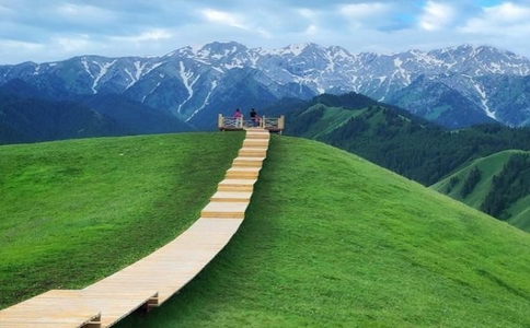 新疆旅游包车多少钱一天：车型选择与线路推荐