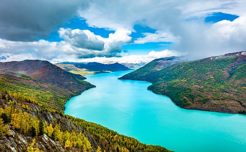 听说新疆的风景是打翻的调色盘?今年想玩转166万平方公里的极致风光，看这篇就够了!北疆的雪山湖泊、南疆的沙漠古城，我整理了避坑指南+路线，连本地导游都偷偷收藏!