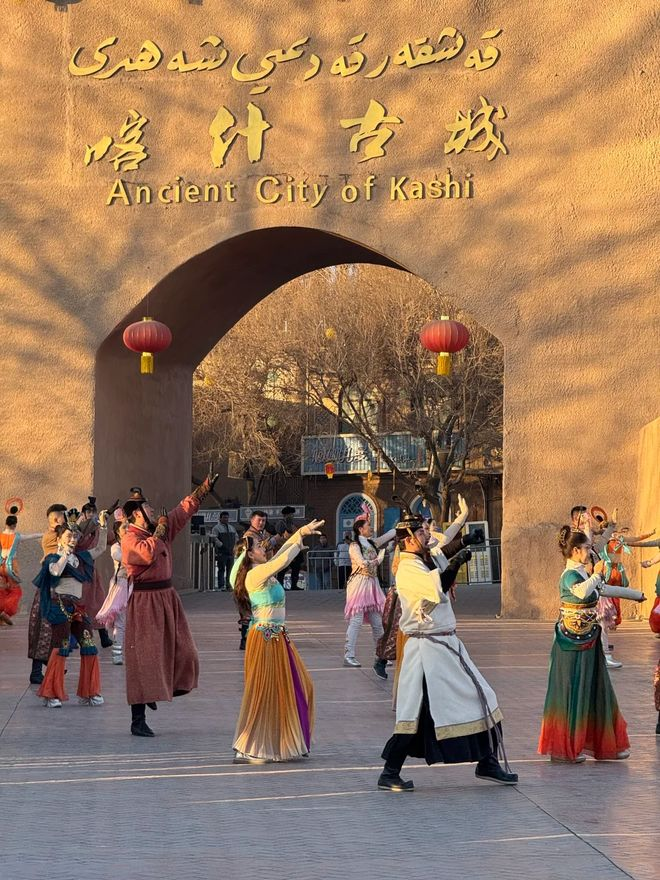 《南京出发！新疆南北疆24天大环线，6人拼车小团全攻略：报名方式、避坑指南、绝美机位一次说清！》