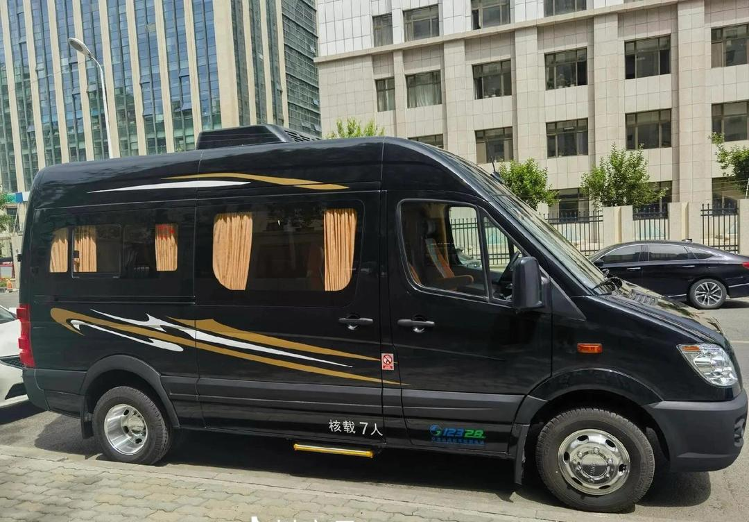 【2026北疆包车价目表】豪华大7座1+1保姆车一天多少钱？算完这笔账，我果断放弃了自驾！