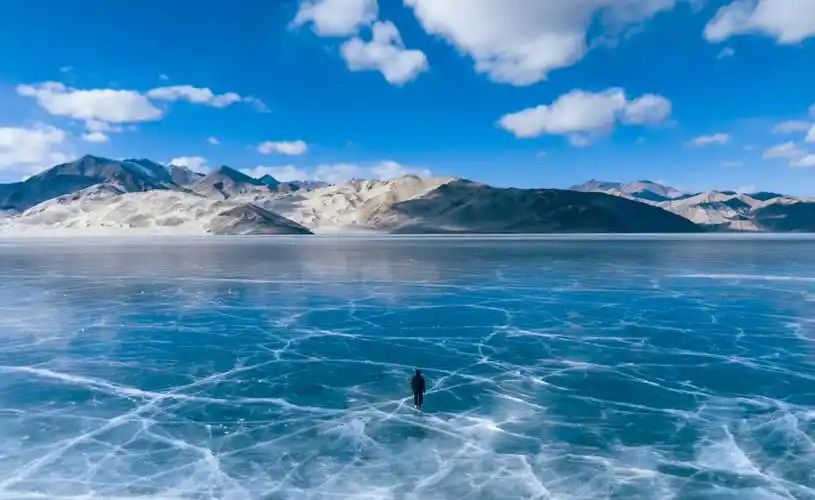 浙江宁波出发去新疆旅行，在哪预订？一个人大概多少钱？