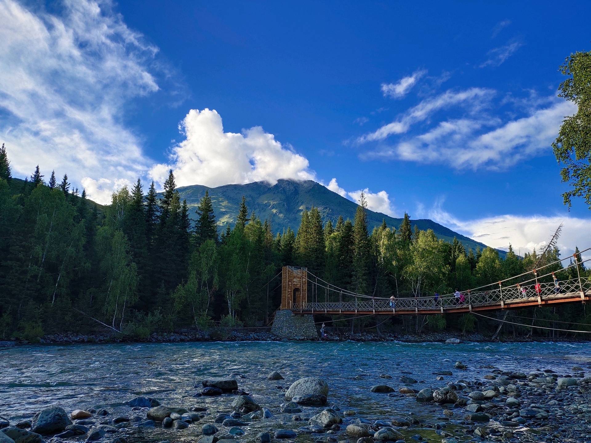 第一次去新疆旅游，求推荐10天左右的最佳旅游线路