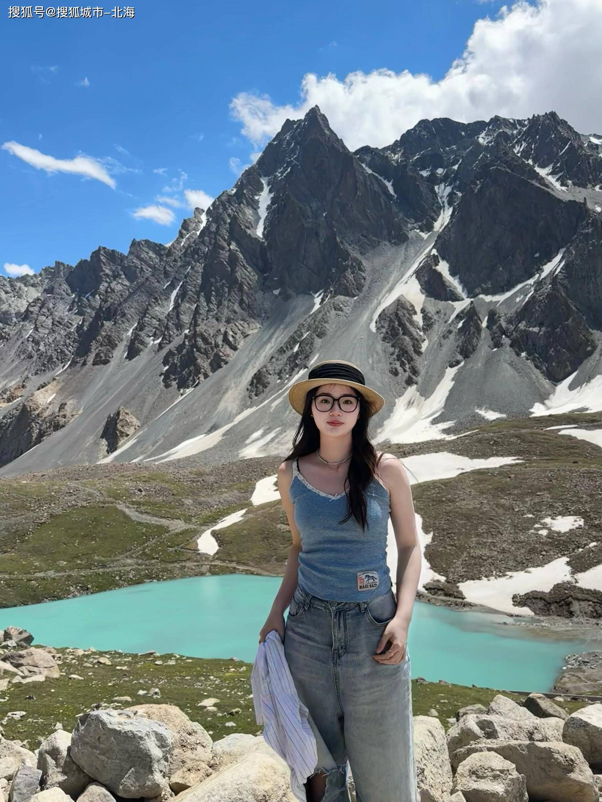 请根据武汉出发，去参加伊犁8日游，大7座1+1豪华商务车团型，大概多少钱一个人？在哪预订？